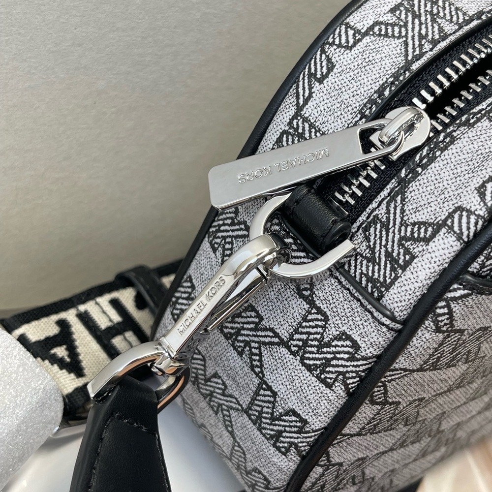 (new+tag) Michael Kors jet set travel oval camera crossbody color black/white - Picture 12 of 12